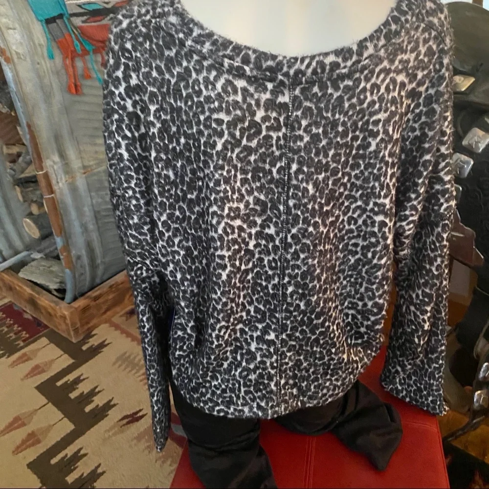 🆕 NWT Freshman Juniors' Fuzzy V-Neck Sweater